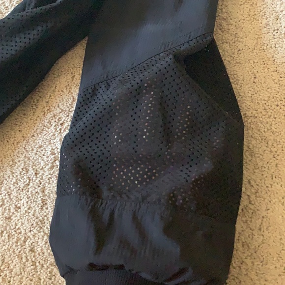 Lorna Jane cropped Sporty pants - Picture 4 of 6